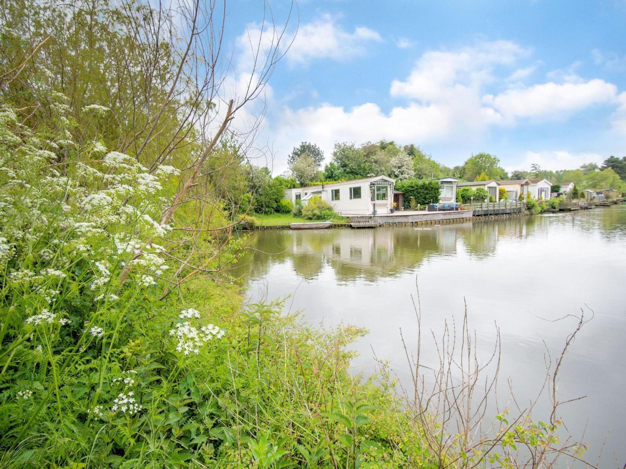 Fantastic Villa In Ooltgensplaat With Jetty Exterior foto